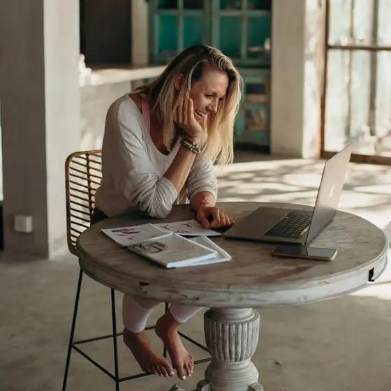 Student learning online at her own pace